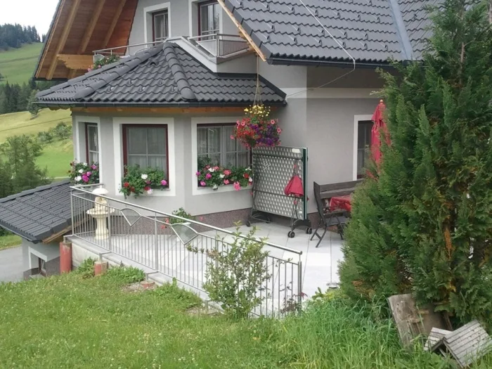Terrasse mit Außengeländer