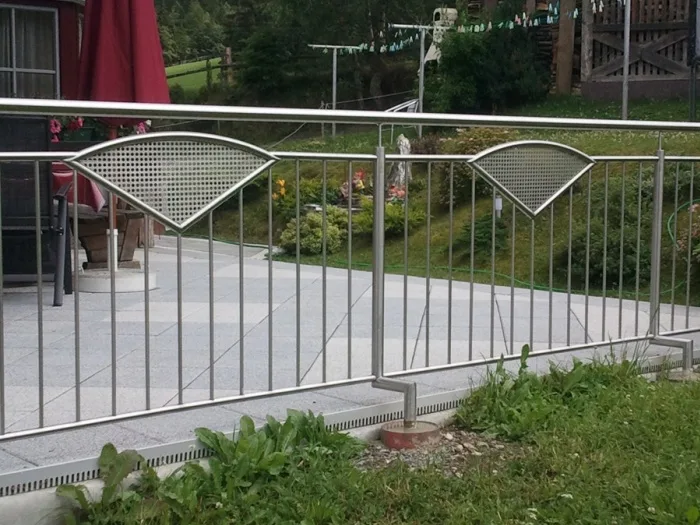 Edelstahlgeländer in einem Garten