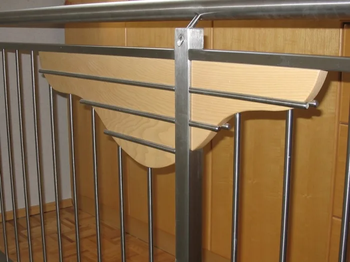 Geländerdetail aus Metall und Holz