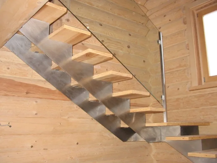 Metall-Holz-Treppe mit Glas