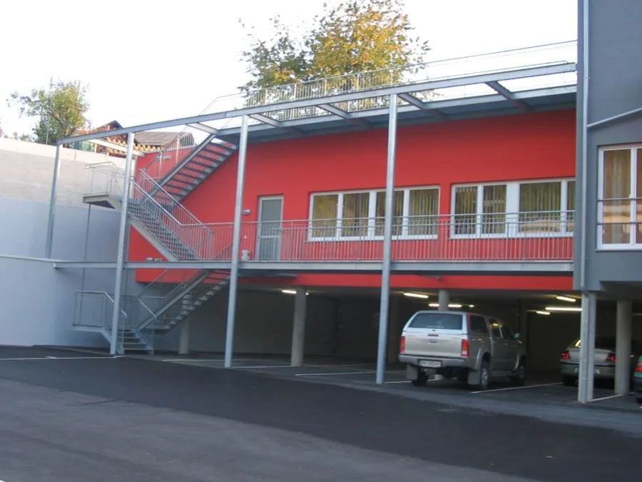 Außentreppe und Überdachung am Gesundheitspark Murau